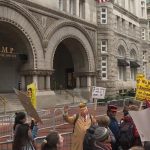 اعتراض در برابر هتل بین‌المللی ترامپ/ نه به جنگ و تحریم ایران