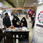 مسافران در متروی تهران کتاب رایگان دریافت می‌کنند